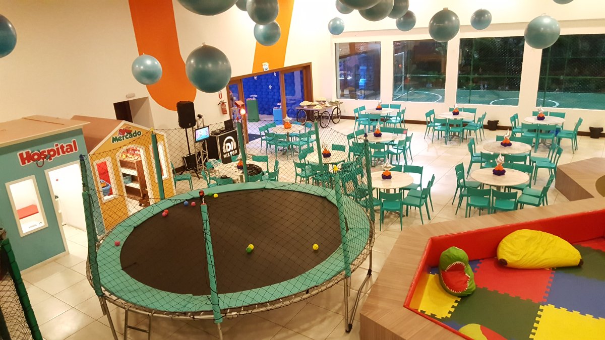 Visão geral do buffet com brinquedos e mesas
