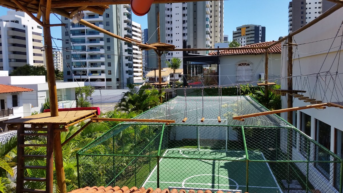 Visão externa da quadra e área de arvorismo
