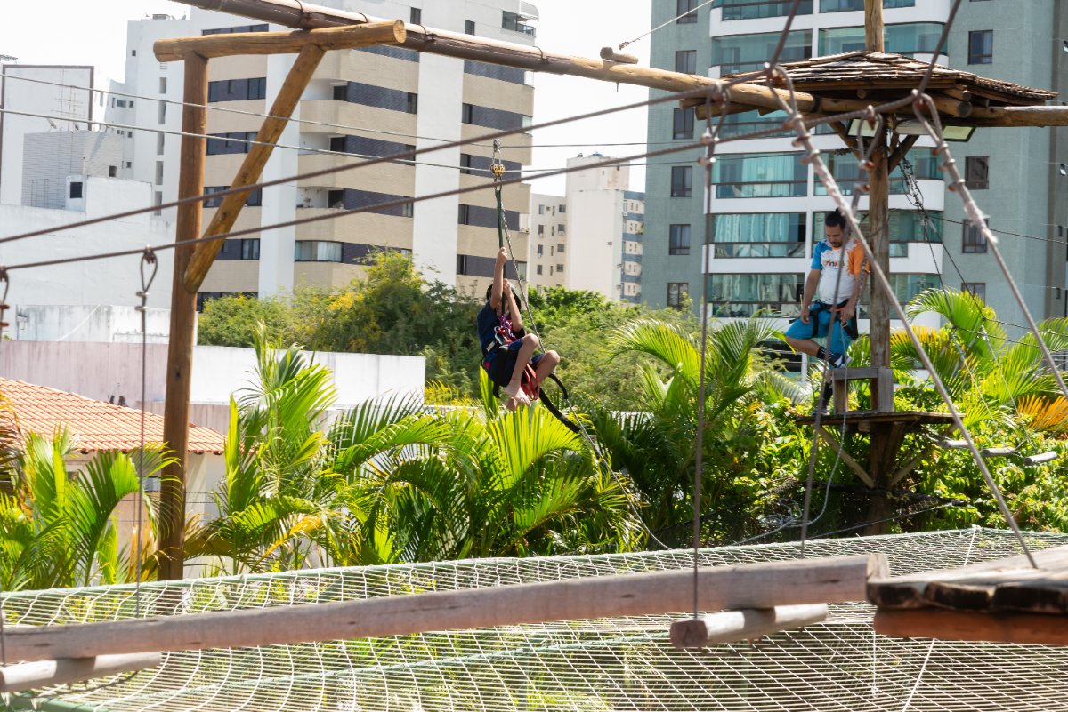 Criança se divertindo na tirolesa