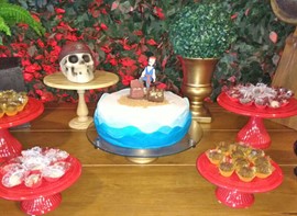 Mesa com muro ingles e iluminação cênica colorida (opcionais)