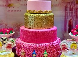 Opcionais: bolo com andares e doces modelados