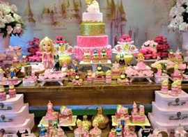 Opcionais: bolo com andares e doces modelados