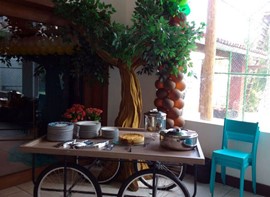 Mesa de almoço e tortas