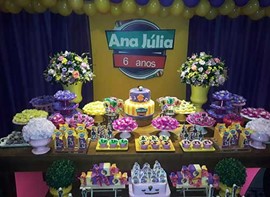 Guloseimas personalizadas, forminhas, flores naturais, letras led, bolo (opcionais)