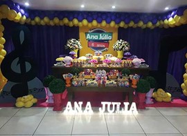Guloseimas personalizadas, forminhas, flores naturais, letras led, bolo (opcionais)