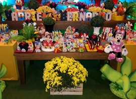 Opcionais: flores, guloseimas, bolo e grama