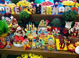 Opcionais: flores, guloseimas, letras em scrap