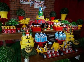 Bolo 3 andares, guloseimas personalizadas, forminhas (opcionais)