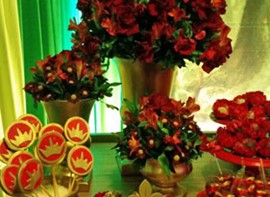 Mesa do bolo - detalhe (opcionais forminhas e pirulitos)