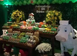 Muro ingles, grama, flores, bolo e guloseimas opcionais
