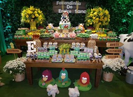 Muro ingles, grama, flores, bolo e guloseimas opcionais