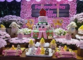 Muro ingles, bolo, flores, forminhas e guloseimas opcionais