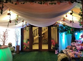 sala com trabalhos de teto e de chão opcionais