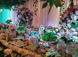 Guirlanda de flores naturais, forminhas e personalizados opcionais 