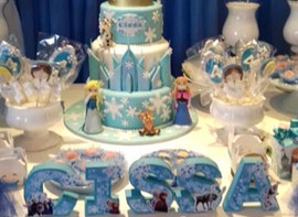 Bolo de 3 andares, letras e personalizados opcionais