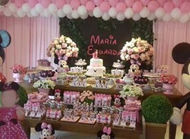 Bolo, flores, personalizados e guloseimas (opcionais)