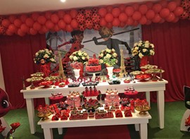 Kit de personalizados, flores e bolo opcionais