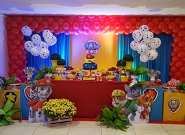 Flores, luz cenica e balões nas varetas opcionais