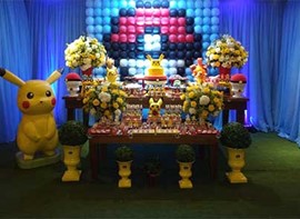 Painel de balões, bolo, flores e personalizados opcionais
