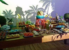 Mesa com paisagens de fundo projetadas (opcional)