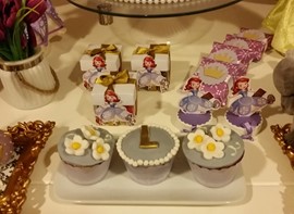 Cupcakes e caixinhas personalizadas (opcionais)